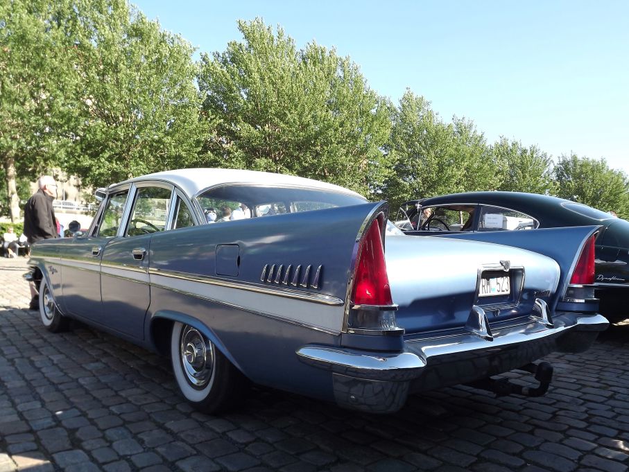Och året efter 1957 moderniserades Forward look med längre, lägre och rakare linjer och tydligare fenor.