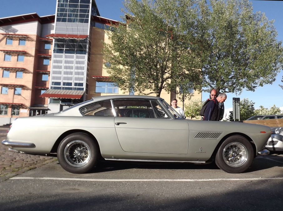 EN annan exotisk maskin stod lite utanför, Ferrai 250GT från 1963, med 470cm i längd och nästan 1600 kilo tjänstevikt är det här en ganska stor Ferrari