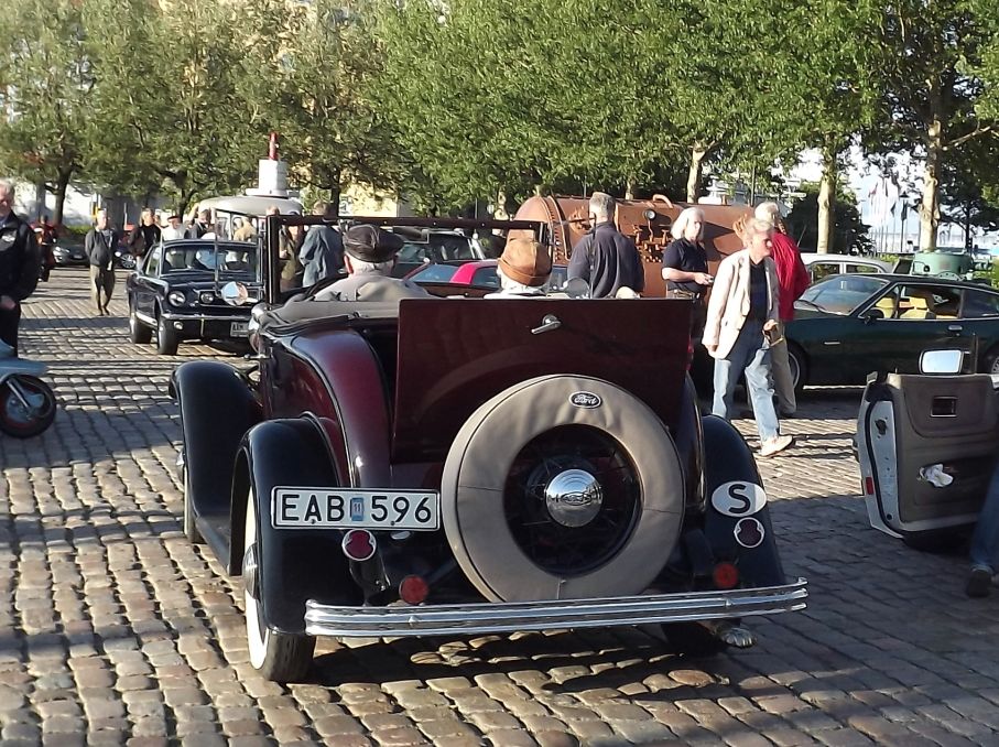 Fritiof med sin Ford model B 32:a rullar mot utfarten.