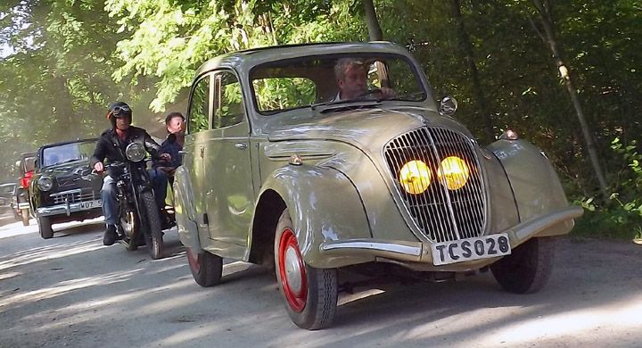 In i parken rullar karavanen, Peugeot 202 ser nästan lite spöklik ut med sina lyktor gömda bakom grillen.