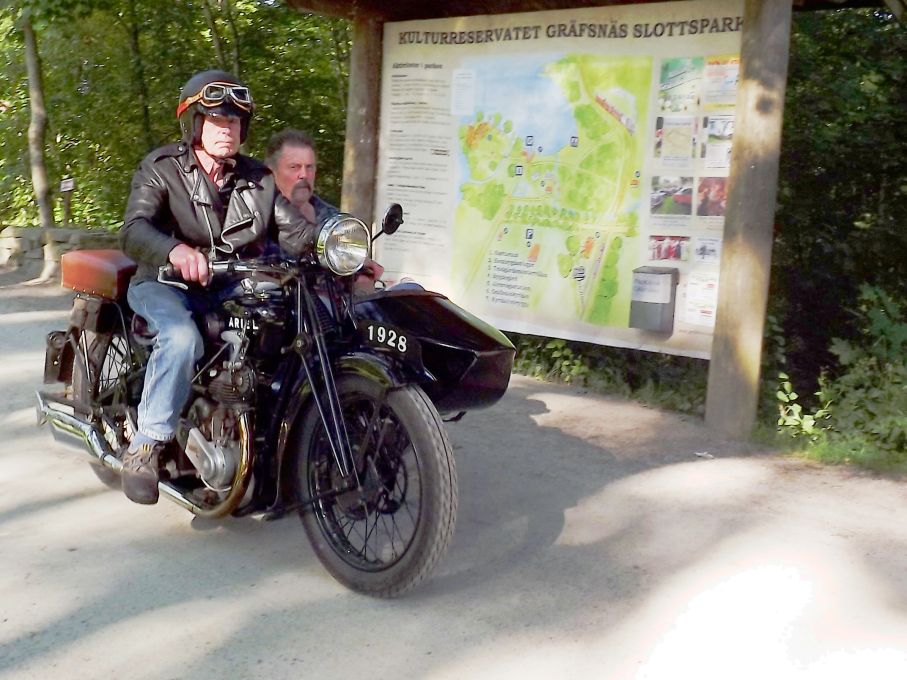 Motorcyklar är välkomna också, fin Ariel från 1928 med sidvagn