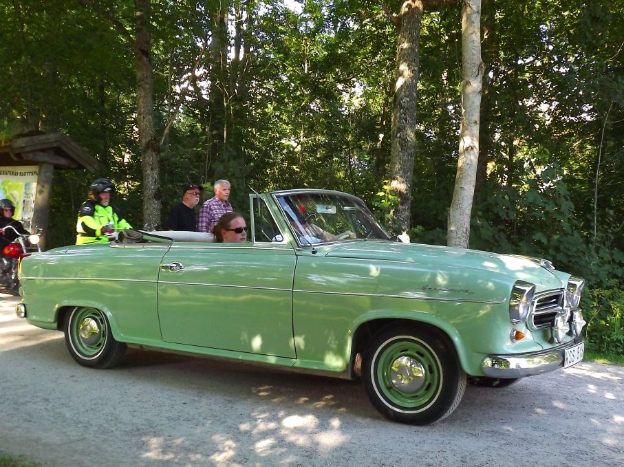 Borgward isabella cab är en rariet, c:a 400 byggdes, om denna är äkta eller inte förtäljs dock icke, men vacker är den oavsett. Förresten har vi en köpguide på just Isabellan i senaste numret 7/2012.