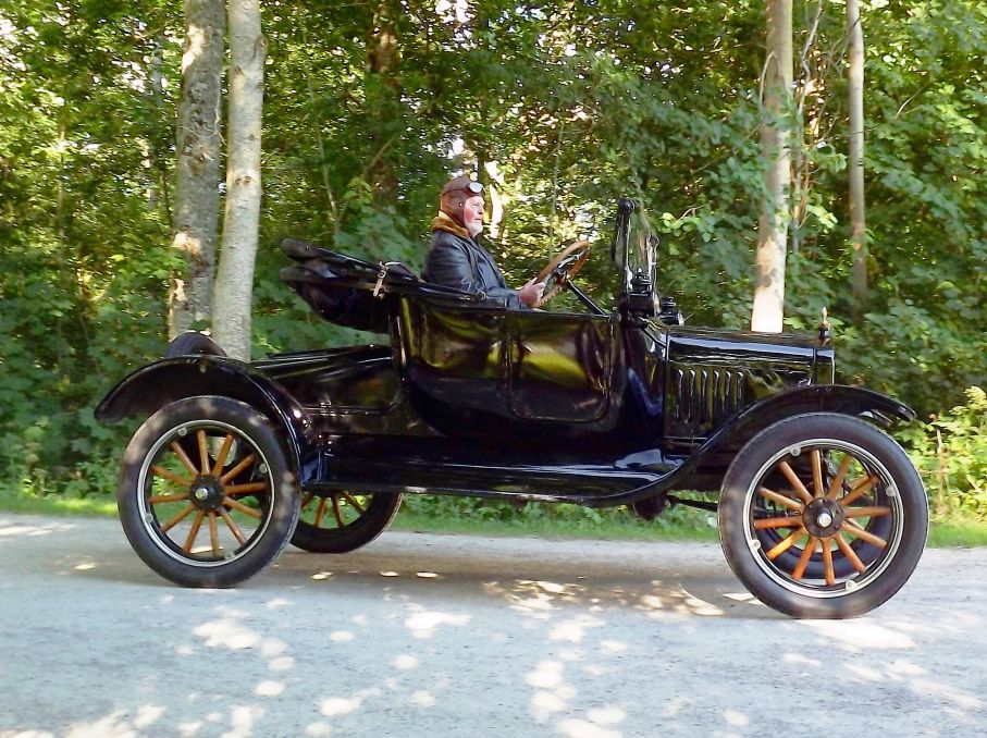 Äldsta bilen tuffar in på Gräfsnäs, T-Ford anno 1922