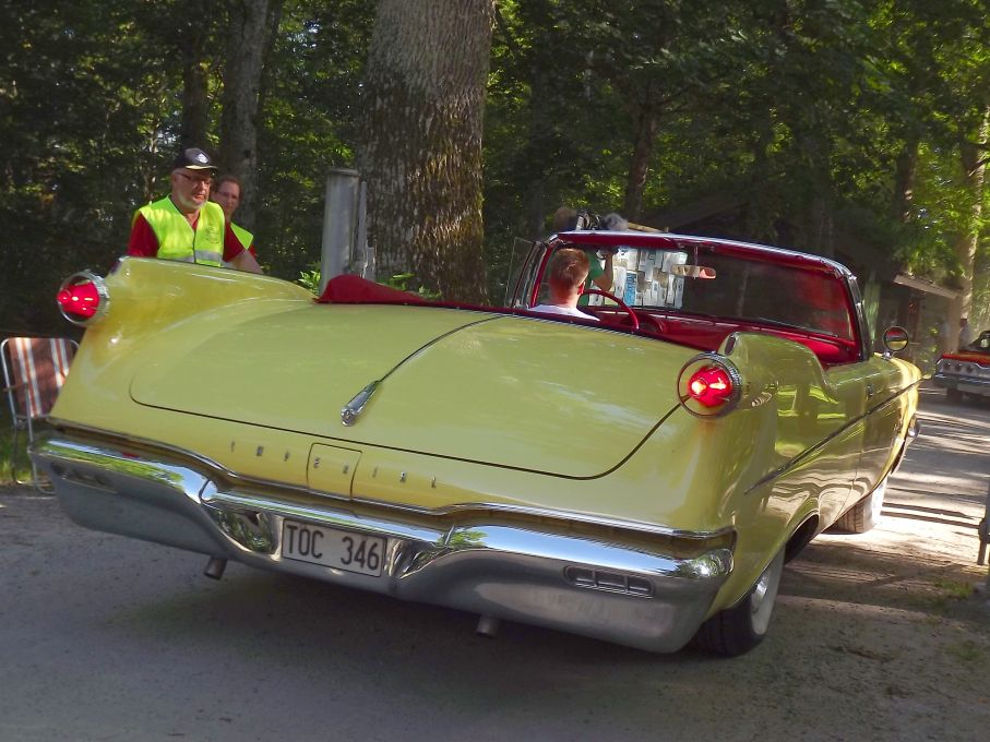 En Imperial Crown från 1960 tar upp nästan hela gaten i bredd, detta var bilen för dom som ville ha en större, dyrare och mer exklusiv bil än Cadillac, bara 618 Crown cabrioleter byggdes.