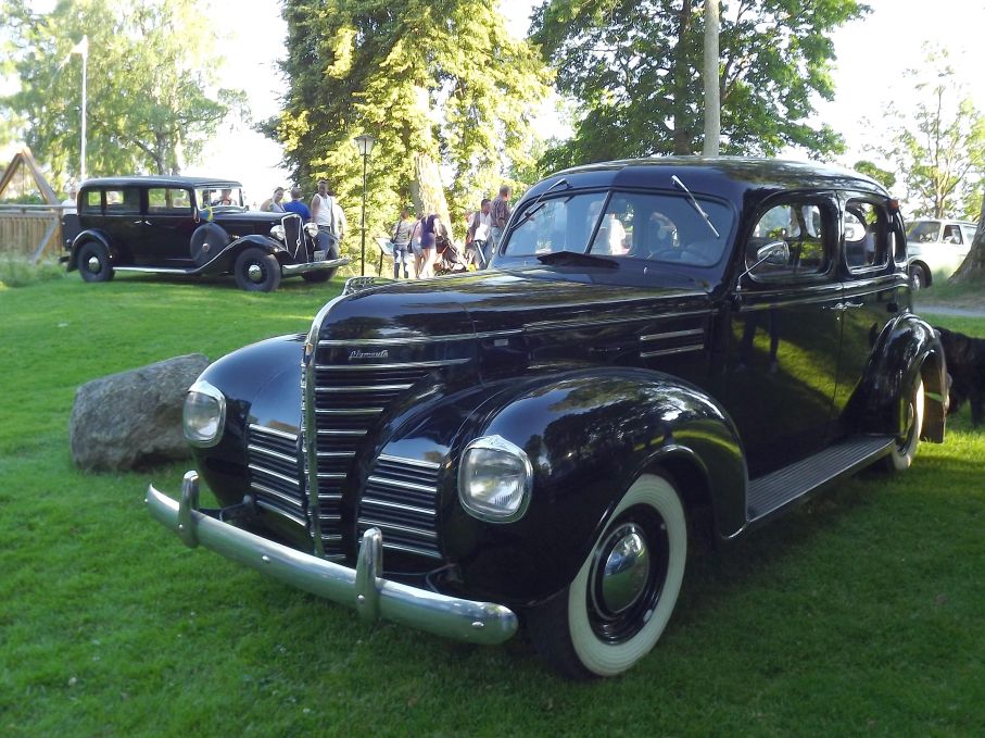Och Plymouth av 1939 års modell, i bakgrunden står...