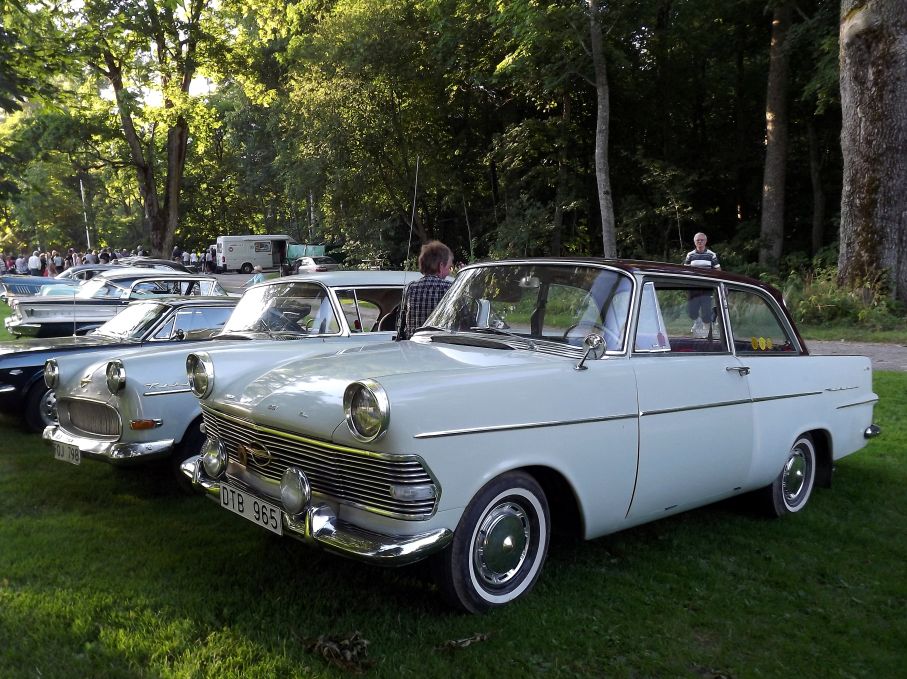 Opel rekorder i skuggan