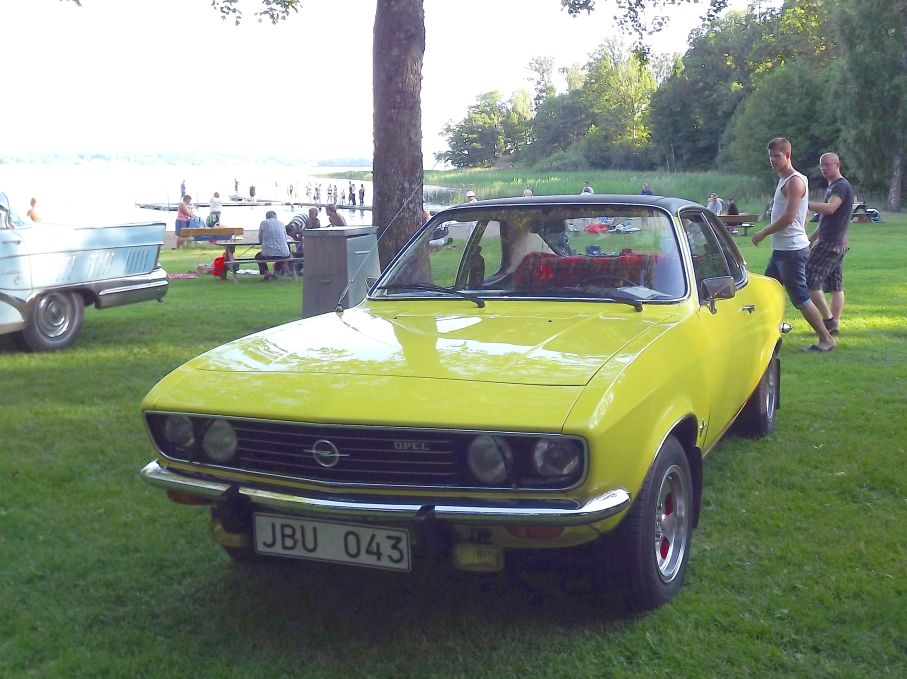 Samt en Opel Manta A från 1975 nere vid stranden