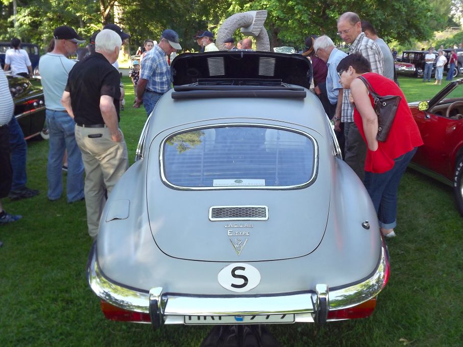 Så fort det gläntas på en motorhuv så dras folk dit som flugor till en sockerbit, dessutom är ju XK-motorn i E-type ett vackert stycke mekanik att vila ögonen på.