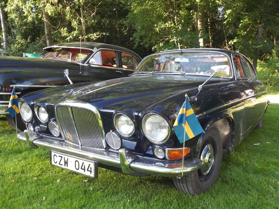 Jaguar 420G är en stor katt, närmare två meter bred och över fem meter lång från nos till svans.