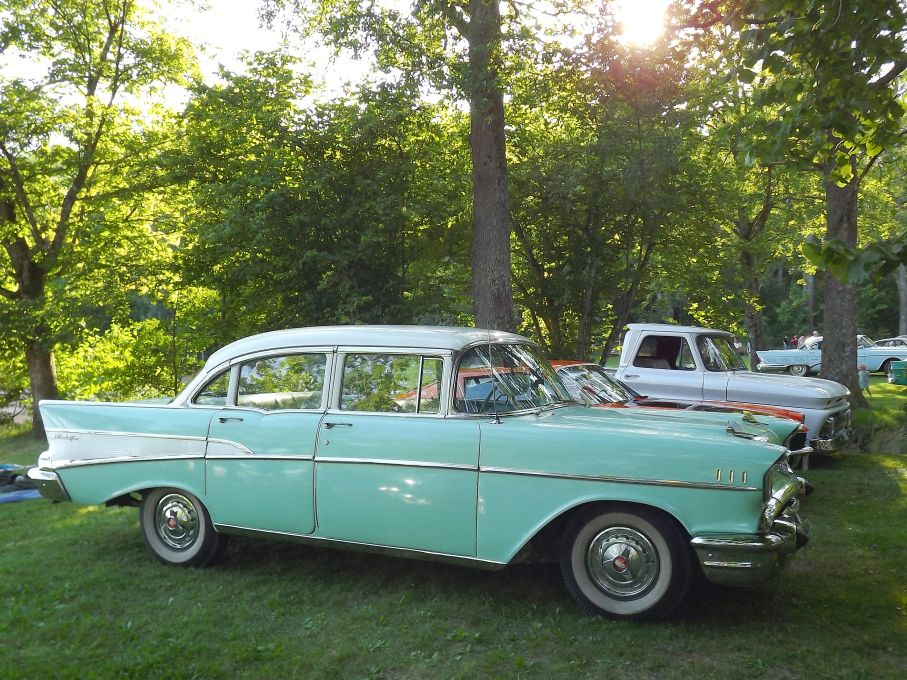 Chevrolet Bel Air 1957, för itne så länge sen ratades dessa fyrdörrarsbilar, eller blev reservdelsförråd, nu är de populära dom också.