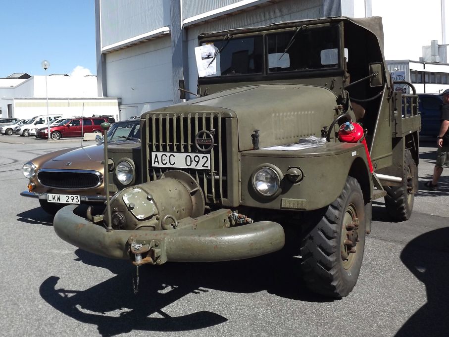 Startbil 954 är beteckningen dessa fordon hade i flygvapnet, basen var en Volvo TL-22 och deras uppgift var att dra ut jaktplan ur hangarerna fram till startbanan. Denna är från 1956 och tjänstgjorde först på F13 i Norrköping inan den fick flytta till Ljungbyhed där den var i tjänst fram till 1982