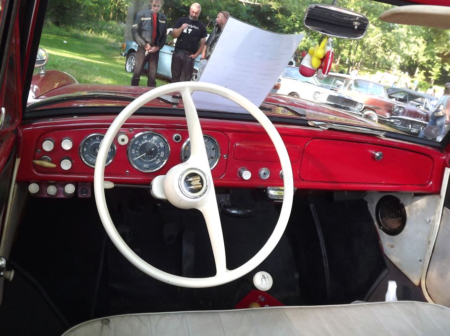 Så här ser kommandobryggan ut i Amphicar, som en vanlig bil, fast knappen vid hastighetsmätarn sköter en länspump, längst till vänser syns även reglaget till handgasen.