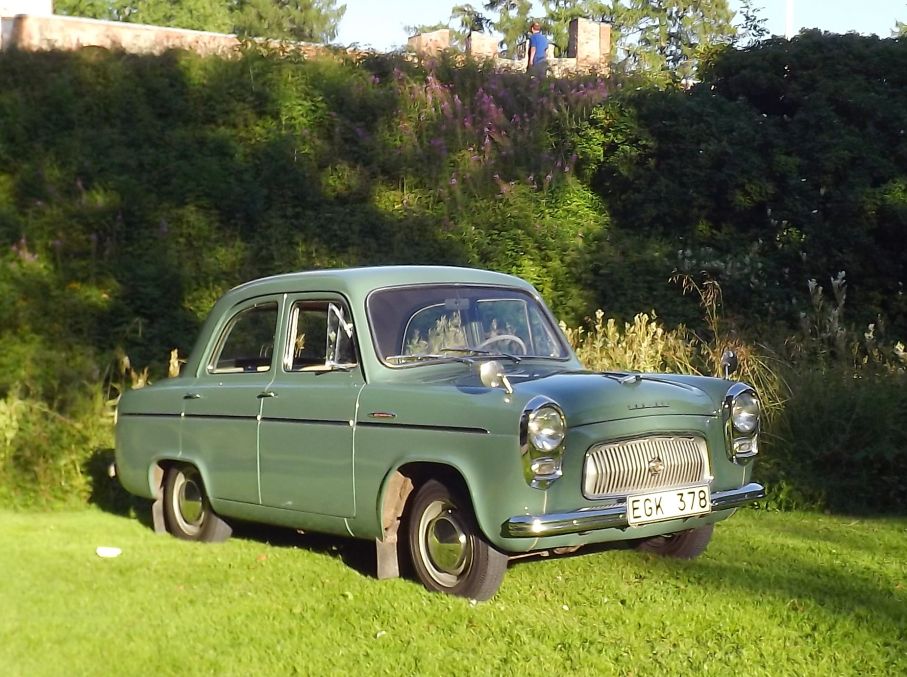 Ford prefect 1956 står på kanten till vallgraven som fortfarande löper runt övre slottsområdet