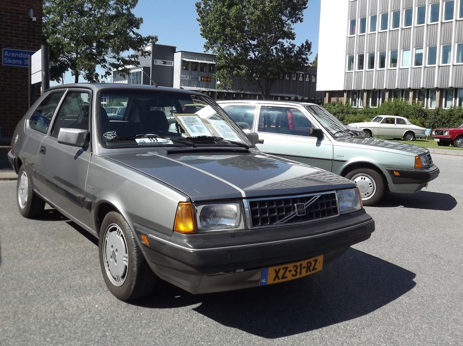 Holländare i Holländska Volvos, närmast en 340GLS från 1990