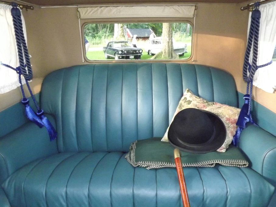 Delage var lyxiga vagnar på sin tid, så här fashionabelt ser det ut i baksätet, en del saker var verkligen bättre förr.