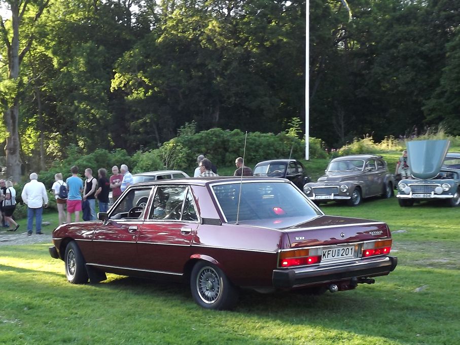 Fransk lyx av betydligt nyare snitt, Peugeot 604 från 1978. Stor-pegan var aldrig någon storsäljare här.