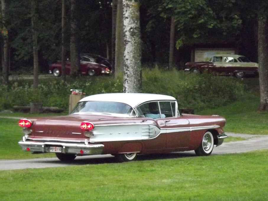 Kvällen smyger sig på, en fin Pontiac Star Chief från 1958 rullar mot utfarten
