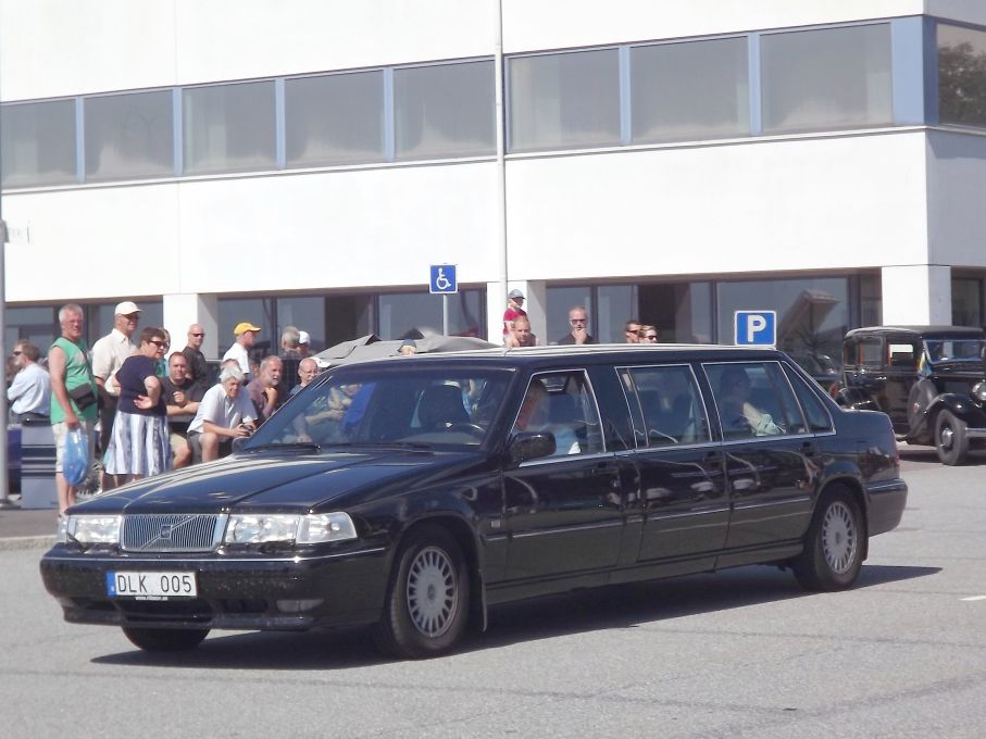 Och här kommer en S90 som sträckt lite på sig