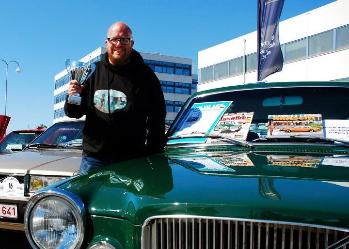 Och så visar Fredrik Nyblad upp sin trofé, pokalen för ”en berömlig motorhistorisk kulturgärning genom att utan hänsyn till vare sig arbete eller kostnad återställa en bil till originalskick som egentligen inte fanns”, som motiveringen löd