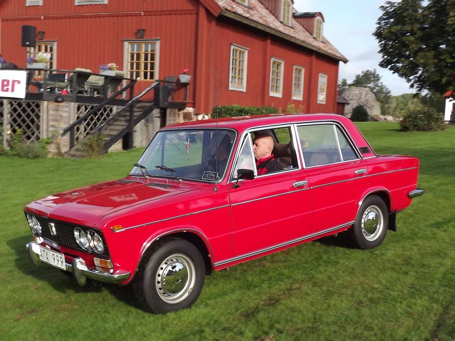 Öststatsrött, en VAZ 1600DL eller 2103 beroende på man ser på det, från 1982 och i praktiskt taget nyskick