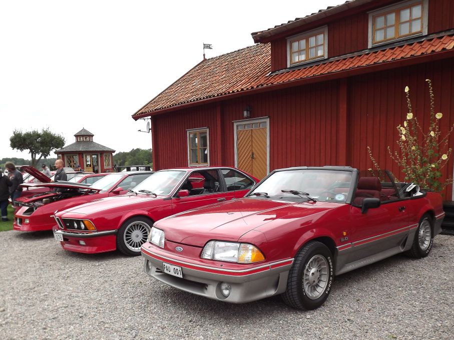 En av ganska få amerikanska bilar, men en mycket åttiotalig Mustang cab, med båge och kjolar i originalutförande.