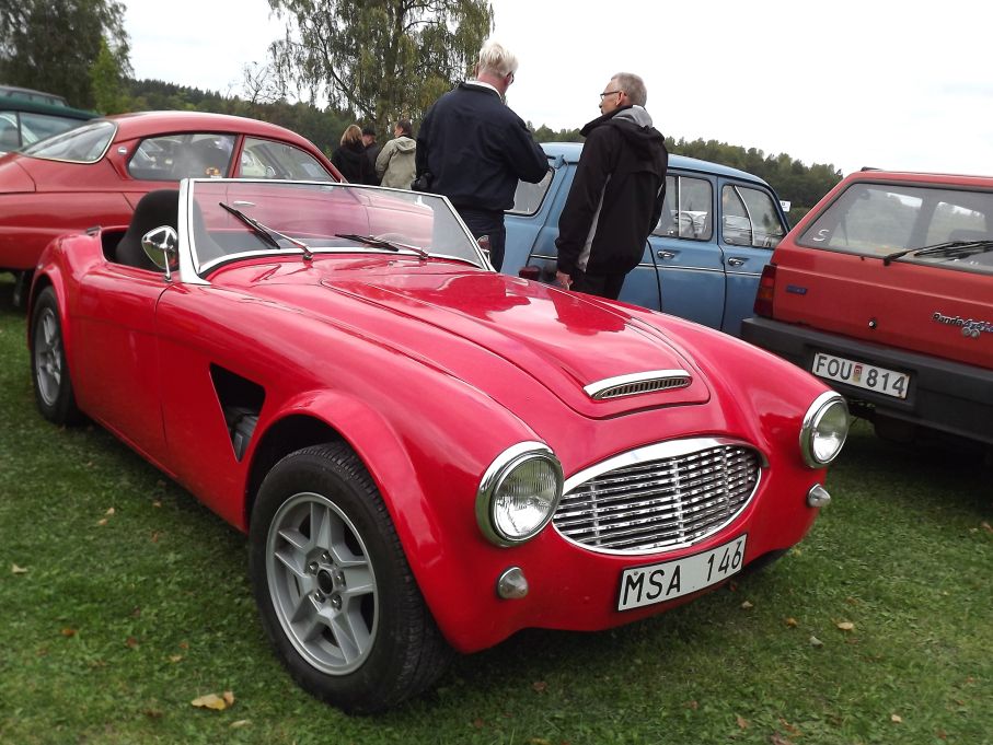 Så tar vi en tur ut från åttiotalet och kikar på besöksparkeringen, ett par röda karameller fanns där också. Detta är ingen riktig AUstin Healey, utan en Hult-Healey, den svenska replikan som byggdes på Volvodelar.