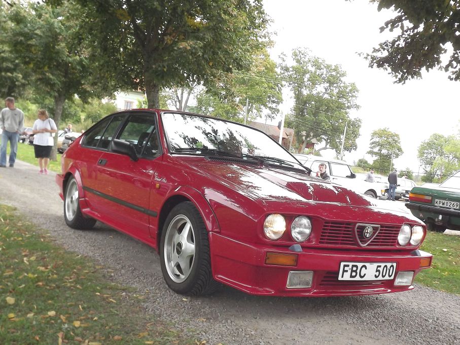 Alfa Romeo GTV biffades upp på 80-talet med skrämbreddare, spoilers och huvbula och tidsenligt allt homogent lackat i rött.