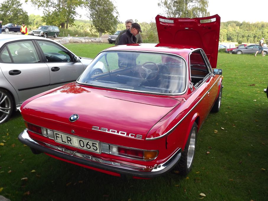 samt en skinande röd BMW 2800CS som var lite för gammal för att komma in på själva träffen, men mycket fin bil ändå.