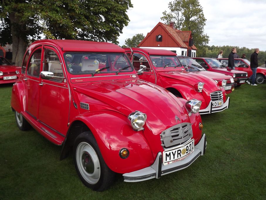 Dubbelt 2CV - jo de är ofta 80-talare - och en Peugeot 205 bakom.