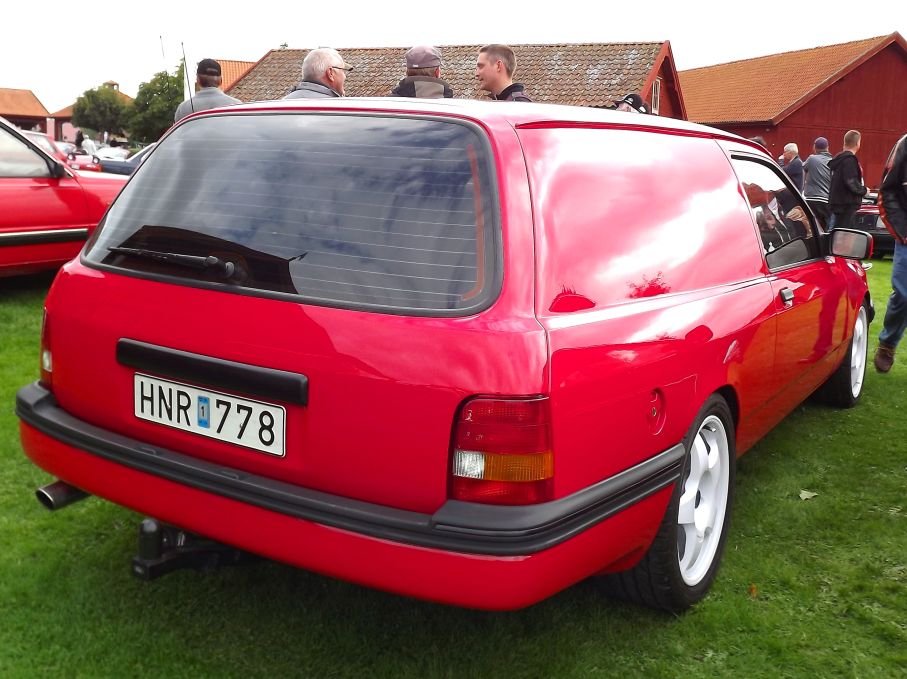 Skåpbil av det här slaget, allmänt kallad panelvan, i Danmark för varevogn är ganska ovanliga i Sverige, men denna Ford Sierra är såld här ny 1985.
