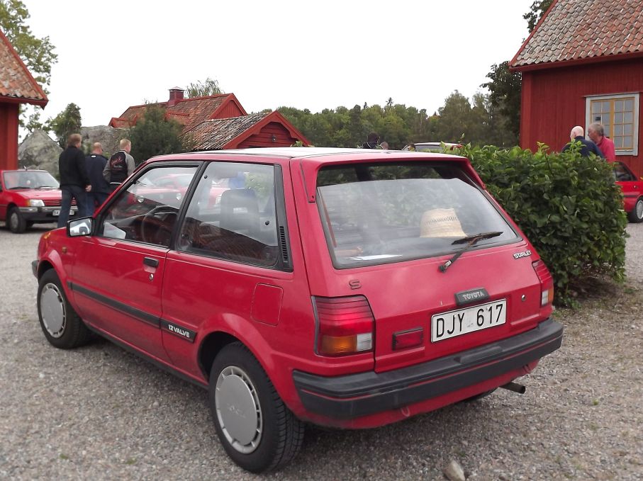 Toyota Stalet S 1987, med tidstypiskt skryt för antalet ventiler på sidolisten, 12v hade tre gluggar per cylinder.