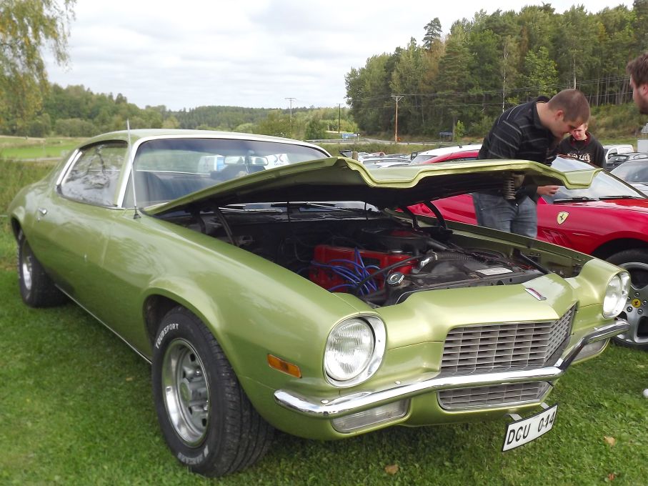 en annan ovanlig bil i grönt var denna fina Camaro från 1971, för det första i mycket fint originalskick efter 40 år i Sverige, och under huven skymtar en rak sexa.