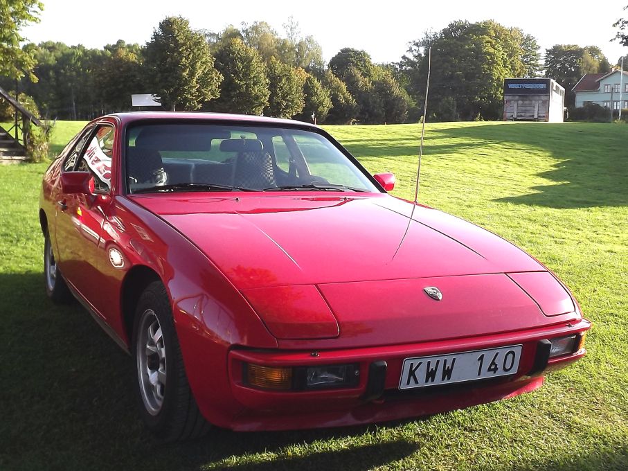 Rätt i rött, Porsche 924 från 1980 med pop-up lampor.