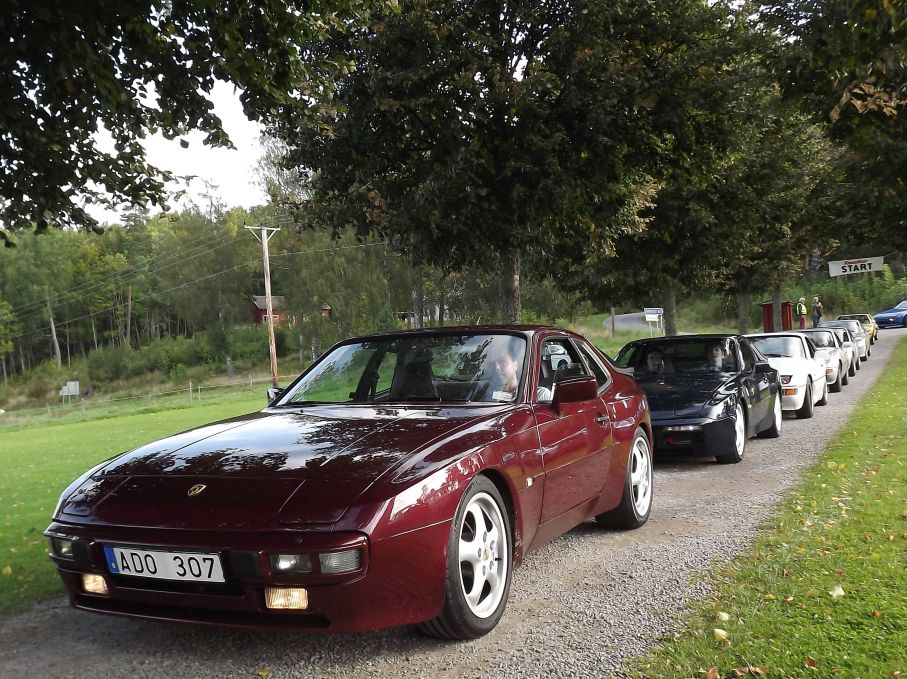 I allén möter vi en ringlande rad Porsche 924 och 944...