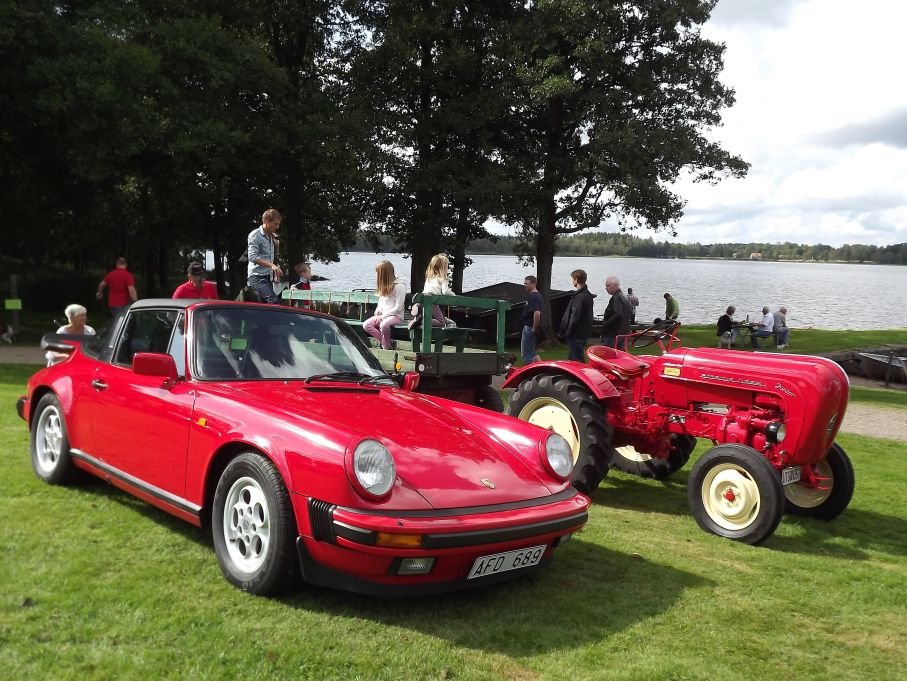Porsche på helt olika sätt, klassiska 911 Targa och Diesel Junior, som ju är en mycket snygg traktor, dock inte fullt så sportig som personbilarna.