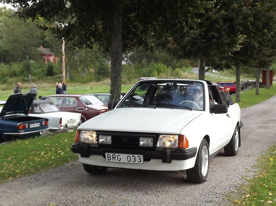 Ford Escort cab, i vitt naturligtvis, en av 80-talets stora trendbilar.
