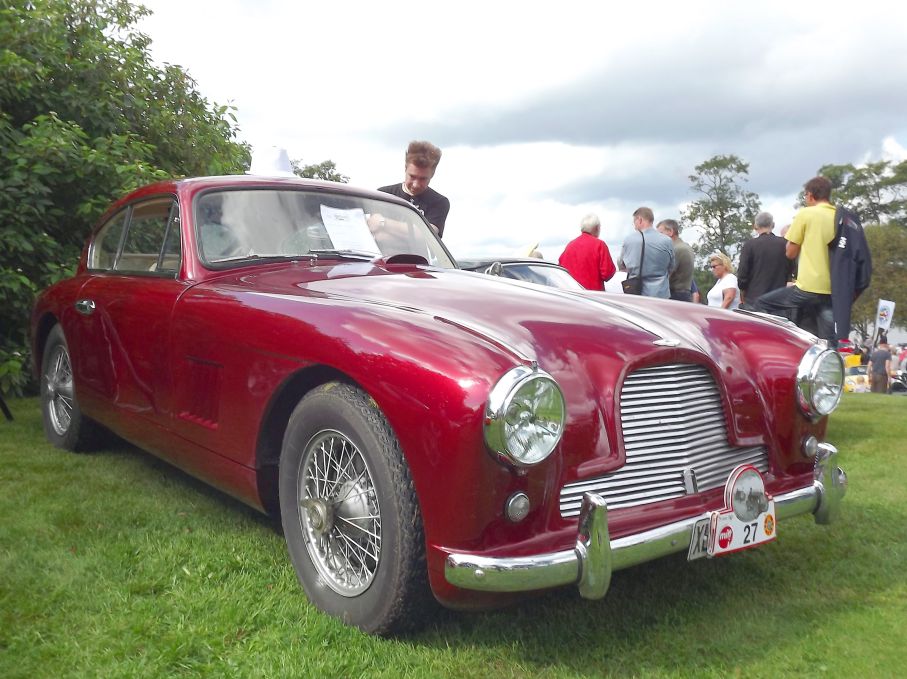 ett snyggt par Aston Martin DB2 på plats