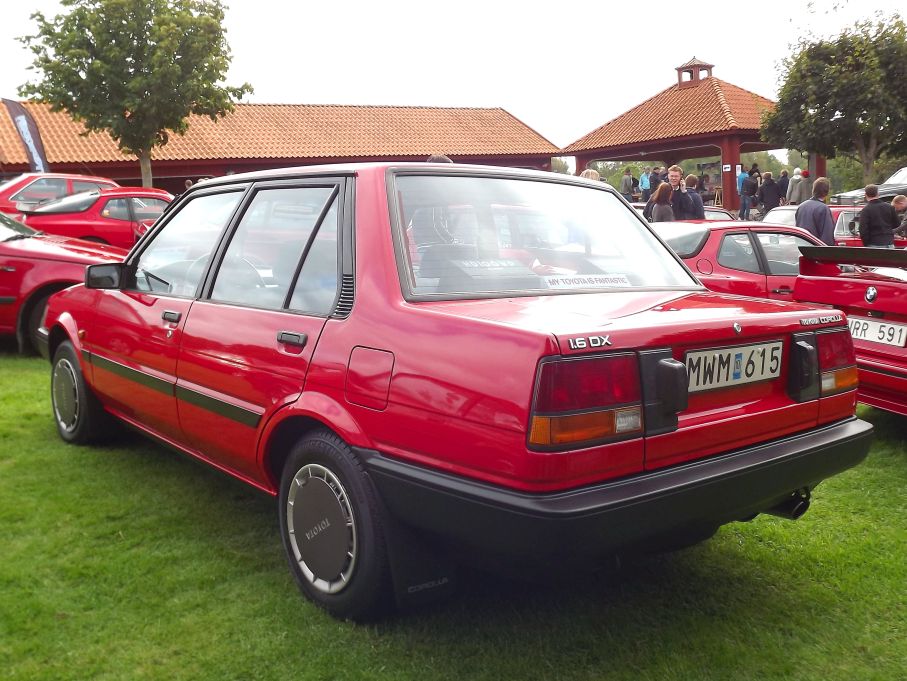 Brevid den en betydligt mer slätstruken Corolla från 1987 som klarat tidens tand väldigt bra med bara 9000 mil på mätaren.