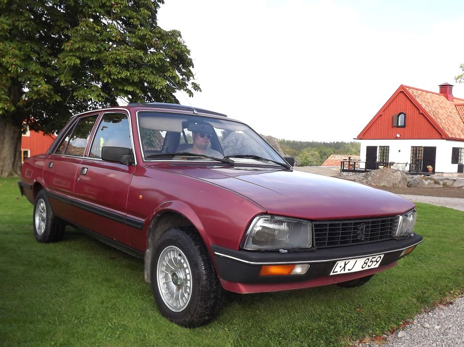franskt bordeauxrött, Peugeot 505 1985. Det finns drygt 2000 505:or i landet, men mindre än 100 av dom är i trafik, ett par stycken av dessa tog sig till Grytsberg, trevligt.