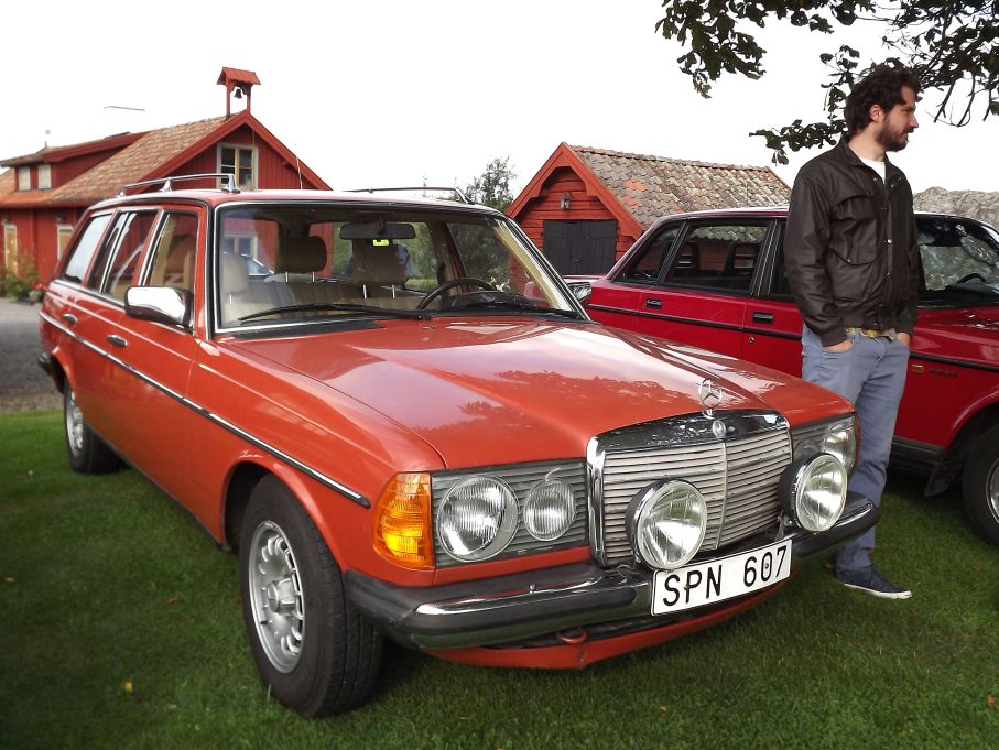 Tyskt tegelrött, Mercedes 200T från 1981, ovanlig modell som är importerad senare hit.