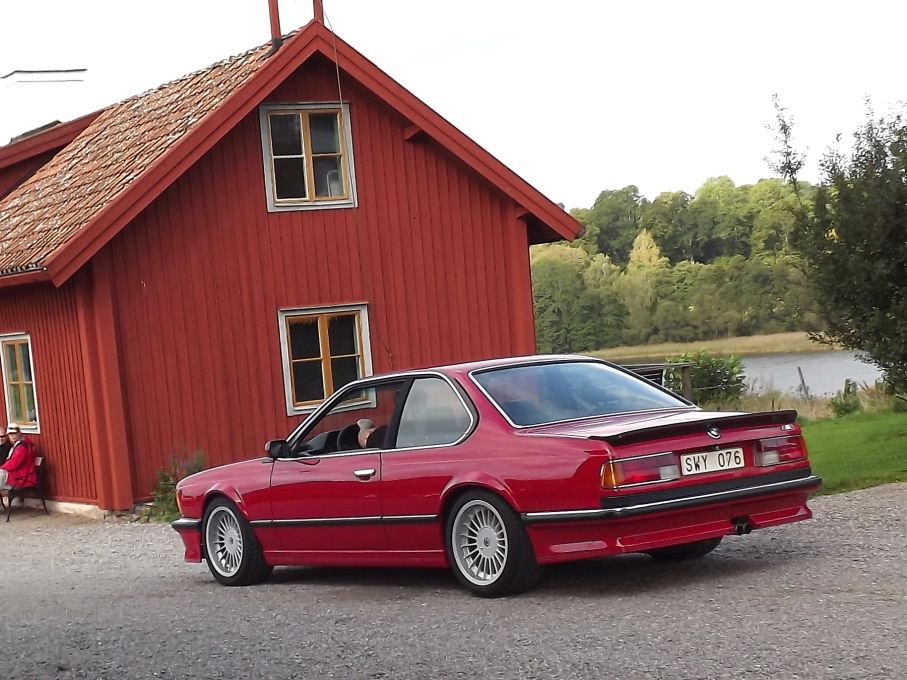 Och här rullar ännu en BMW in, röd, jag lovar att det här blir den sista röda bilen i bildspelet.