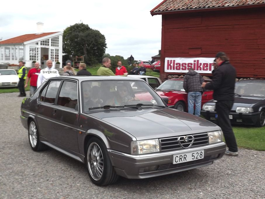 ...och här kommer ju en Alfa 90 till! 50% av alla landets körbara 90:or på plats alltså.