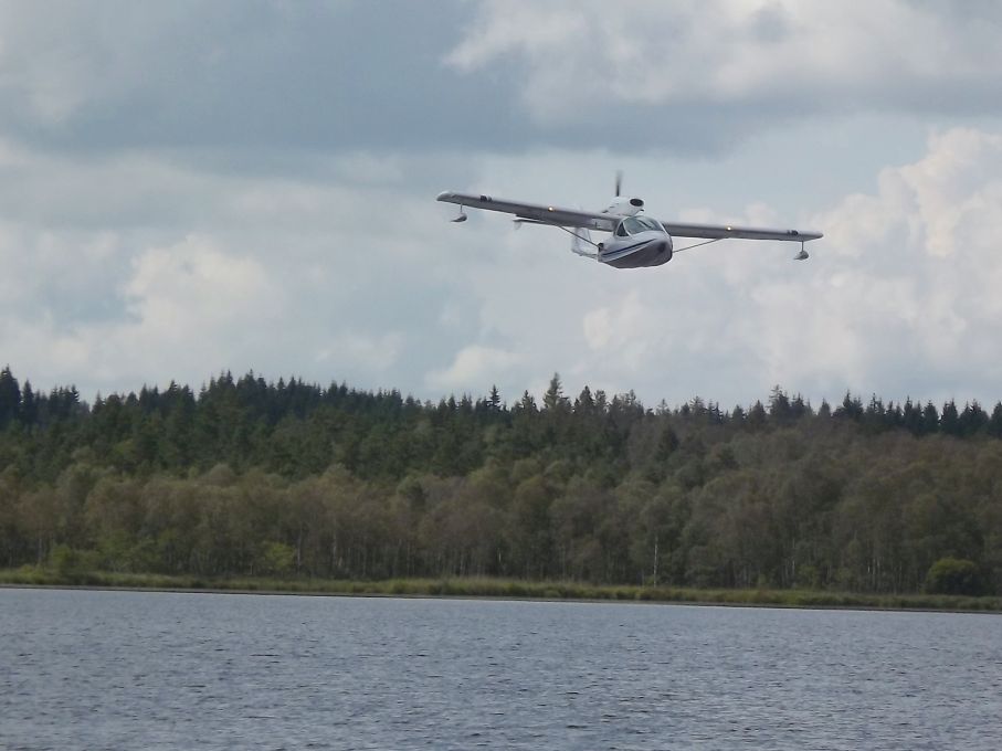 Inte sportbilar, men sportplan, en Seamax M22 ankommer sjövägen, detta är ett ultralätt amphibieplan med roxatmotor på ryggen.