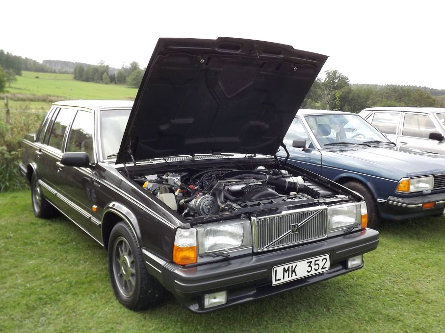 gapa stort, tidiga Volvo 760 ser man inte ofta nu längre. Dom var itne så vanliga på våra vägar nya heller då de allra flesta gick på export, men denna fina vagn från 1983 verkar fått stanna på hemmaplan.