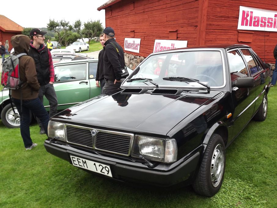 Svensksåld Lancia Prisma från 1985 är så ovanlig här att man knappt trodde den fanns. Lancia tynade bort på vår marknad vid den här tiden. debaklet med Saab-lancia 600:an kom att snabba på den processen avsevärt.