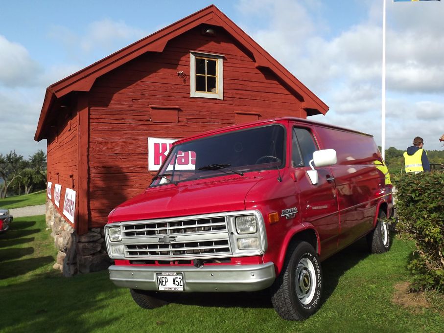 Flera kvadratmeter röd färg i form av en Chevrolet van från 1988. Detta är basmodellen som aldrig såldes här. Helt plåtskåp utan rutor, dörrsidor och innertak i tunn platspanel, vitlackade vackspeglar och silverlackade kofångare. Inga mattor eller något som helst i komfortväg inuti, dessutom med V6-motor. Intressant kontrast till de övriga svensksålda som alltid var fullutrustade.