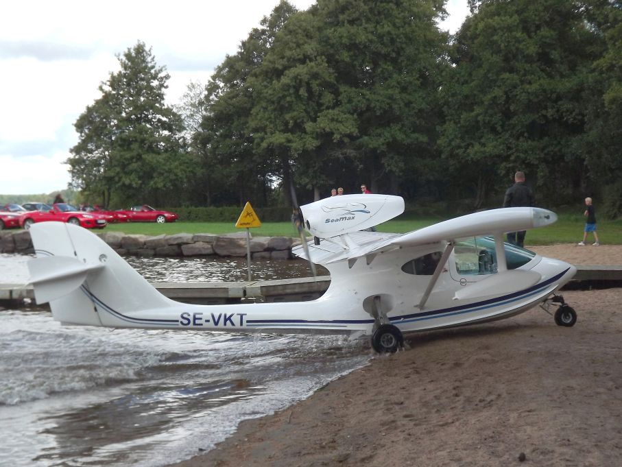 Seamaxen stal showen för en stund, inte varje dag man ser ett flygplan kravla sig upp på stranden.
