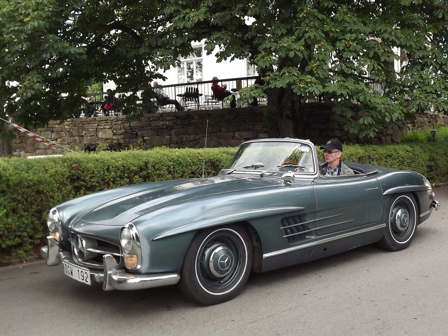 Från landvägen däremot anländer en Mercedes 300SL