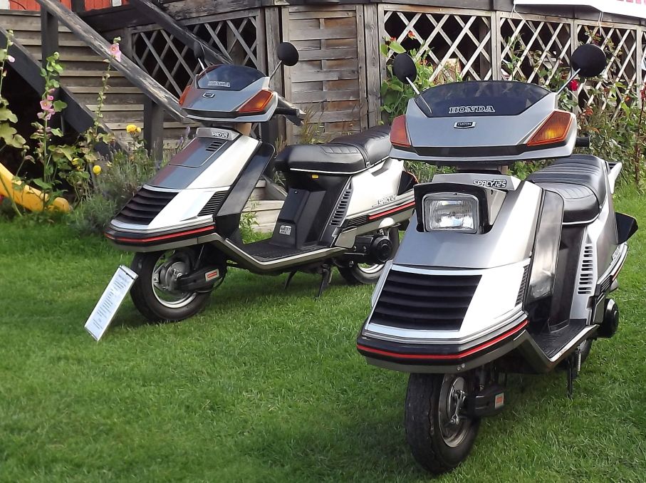 Kan Honda Spacy vara världens enda motorcykel med pop-up lampor? Och därtill digital instrumentering. Försöket att at scootern in i hi-techåldern gick sådär och efter bara ett par år blev Spacy, eller Elite som den heter från början mer konventionell igen.