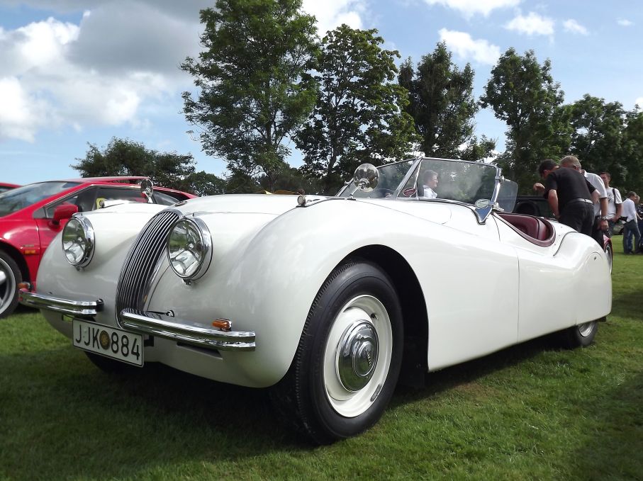 Jaguar XK120 stilbildande sportbil på sin tid, potent och med minimalistisk design känns detta mycket hot rod.